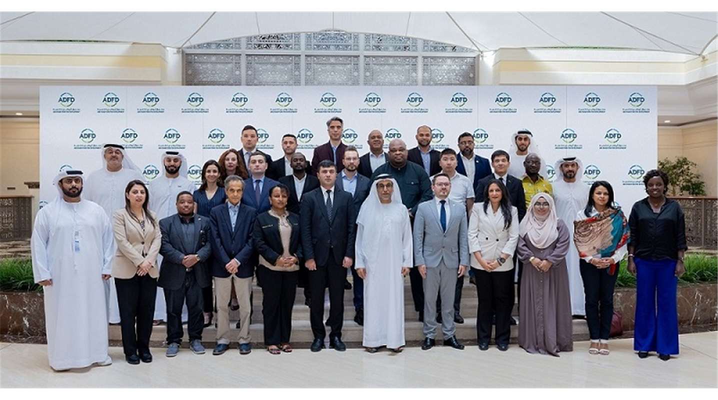 خلال زيارتهم لصندوق أبوظبي للتنمية منتسبو البرنامج الدولي للمديرين الحكوميين يطلعون أفضل الممارسات العالمية في العمل التنموي